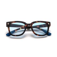Giovanni Habana Clásico y azul (lentes azules)