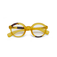 OKKIA  Lauro reading Round YELLOW